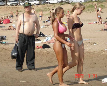 chica-paseando-playa.jpg