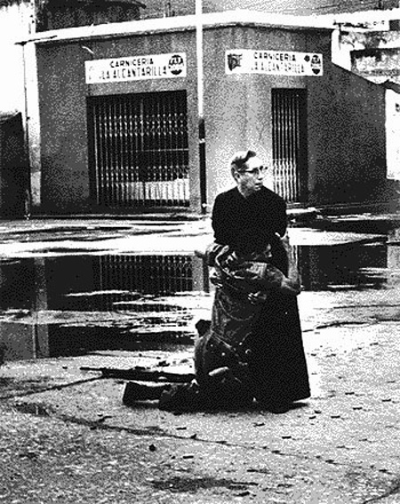 Padilla sosteniendo en sus brazos a un soldado