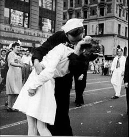 Beso en Time Square